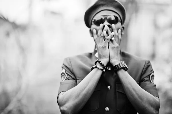 Porträt Eines Afroamerikanischen Militärs Roter Uniform Sonnenbrille Und Baskenmütze — Stockfoto