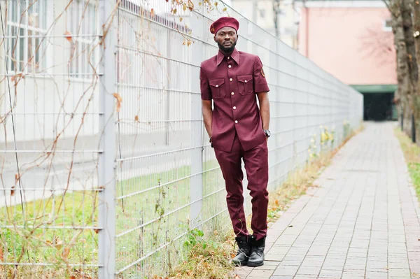 Portret Van Afro Amerikaanse Militair Rood Uniform Baret — Stockfoto