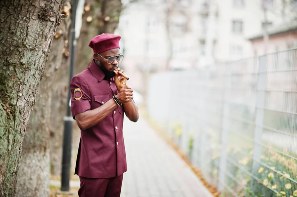 Retrato Del Militar Afroamericano Uniforme Rojo Sungalasses Boina Capitán Humo — Foto de Stock