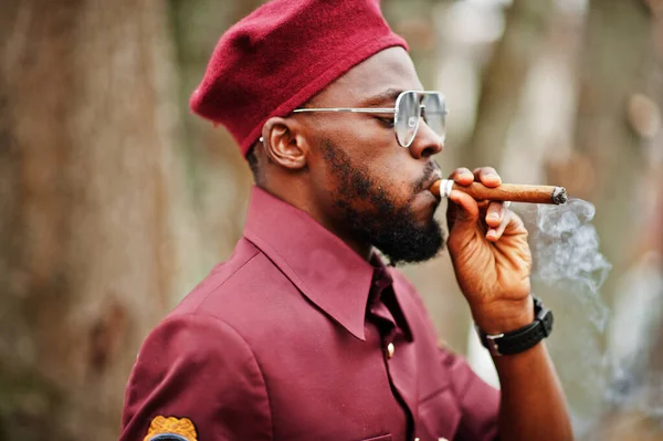 Retrato Homem Militar Afro Americano Uniforme Vermelho Sungalasses Boina Capitão — Fotografia de Stock