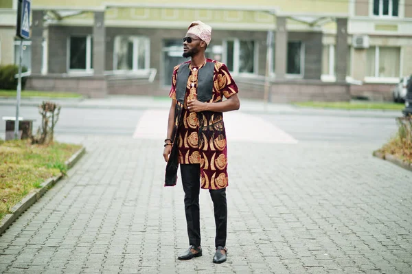 Afričan Stylový Pohledný Muž Tradičním Oblečení Čepice Stojící Venku — Stock fotografie