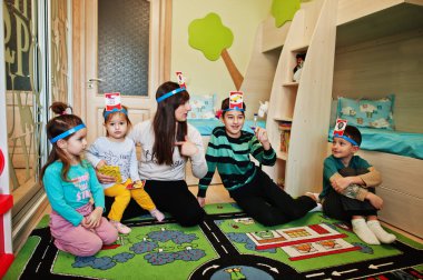 Dört çocuklu mutlu bir aile evde eğlenirken tahmin et kim eğleniyor?.