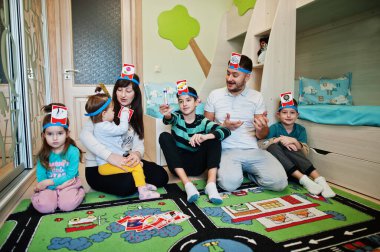 Dört çocuklu mutlu bir aile evde eğlenirken tahmin et kim eğleniyor?.