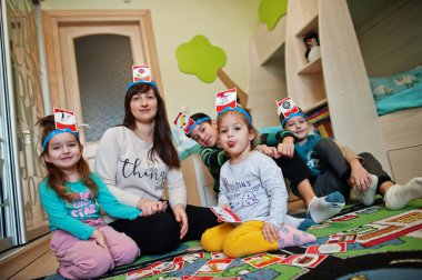 Dört çocuklu mutlu bir aile evde eğlenirken tahmin et kim eğleniyor?.