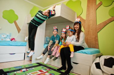 Dört çocuklu mutlu bir aile evde eğlenirken tahmin et kim eğleniyor?.