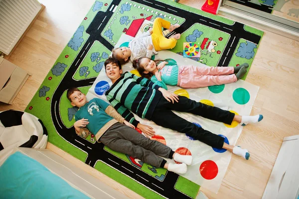 Щаслива Сім Розважається Разом Чотири Дитини Грають Гру Близнюк Вдома — стокове фото