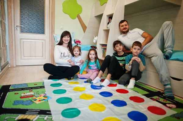 Šťastná Velká Rodina Baví Spolu Čtyři Děti Hrají Twister Hru — Stock fotografie