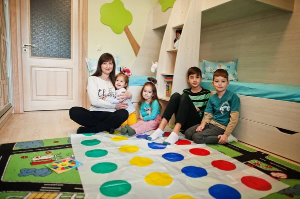 Šťastná Rodina Baví Spolu Čtyři Děti Matka Hraje Twister Hru — Stock fotografie