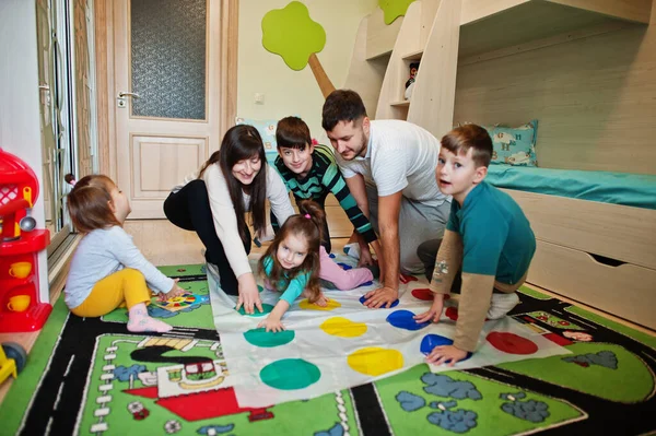 Šťastná Velká Rodina Baví Spolu Čtyři Děti Hrají Twister Hru — Stock fotografie