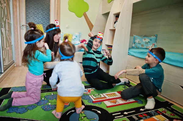 Szczęśliwa Rodzina Czwórką Dzieci Gra Zgadnij Kto Podczas Zabawy Domu — Zdjęcie stockowe