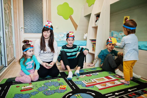 Dört çocuklu mutlu bir aile evde eğlenirken tahmin et kim eğleniyor?.