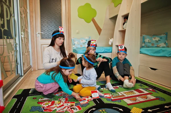 Dört çocuklu mutlu bir aile evde eğlenirken tahmin et kim eğleniyor?.