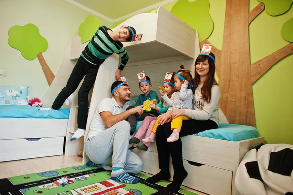 Šťastná Rodina Čtyřmi Dětmi Hrající Hru Hádejte Kdo Baví Doma — Stock fotografie