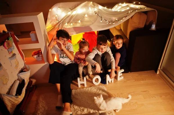 Giocare Bambini Con Gattino Tenda Notte Casa Igge Umore — Foto Stock