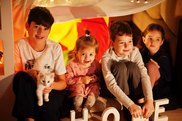 Spielende Kinder Mit Kätzchen Zelt Der Nacht Hause Hygge Stimmung — Stockfoto