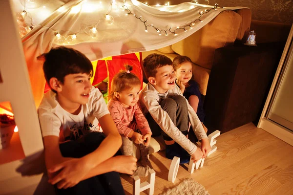 Crianças Tenda Waching Noite Casa Humor Hygge — Fotografia de Stock