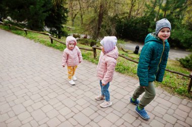 Parkta yürüyen kız kardeşleri olan kardeş..