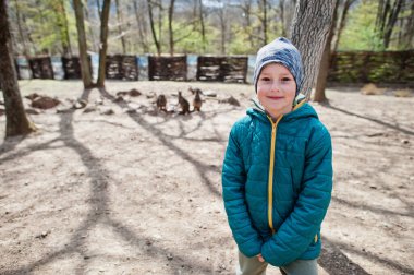 Küçük kangurulara karşı çocuk hayvanat bahçesinde yemek yiyor..
