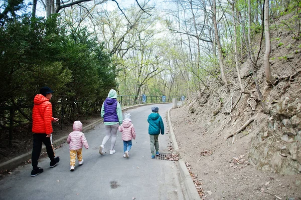 Mère Avec Quatre Enfants Découvrant Observant Des Animaux Zoo — Photo