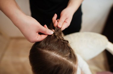 Anne-kız hafta sonu birlikte evde, anne saç stili yapıyor..