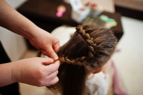 Anne Kız Hafta Sonu Birlikte Evde Anne Saç Stili Yapıyor — Stok fotoğraf