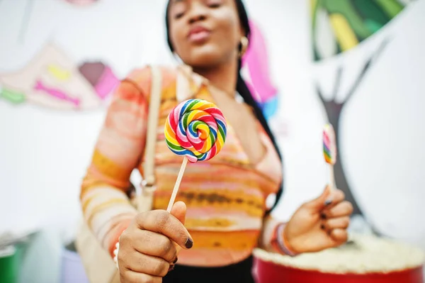 Afro Americana Millennial Dama Caramelo Tienda Con Lolipops —  Fotos de Stock