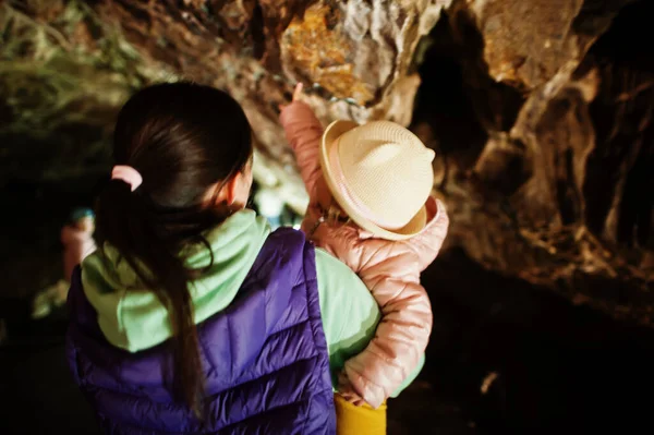 체코의 펀크바 동굴에서 어머니의 — 스톡 사진
