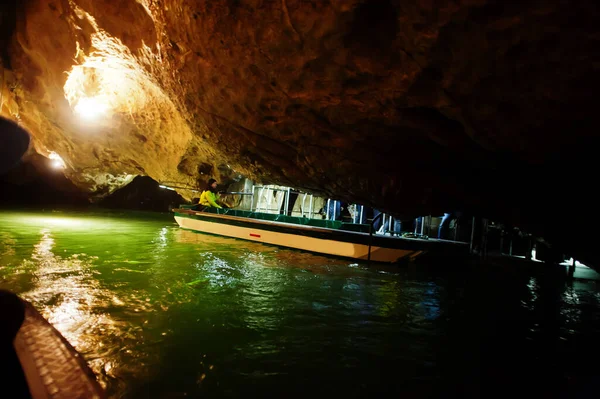 Bateau Dans Lac Grotte Punkva Caves République Tchèque — Photo