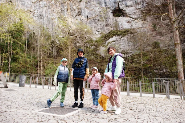 Famille Explore Les Grottes Punkva Plein Air Près Des Rochers — Photo