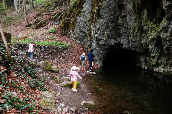 Kinderen Buurt Van Punkva Caves Moravian Karst Tsjechië — Stockfoto