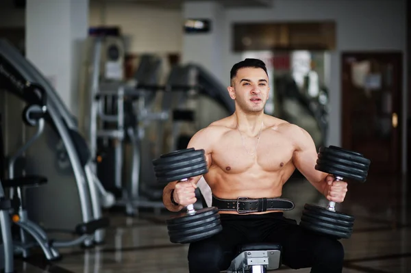 Svalnatý Arabský Muž Trénuje Činkami Moderní Tělocvičny Fitness Arabští Muži — Stock fotografie