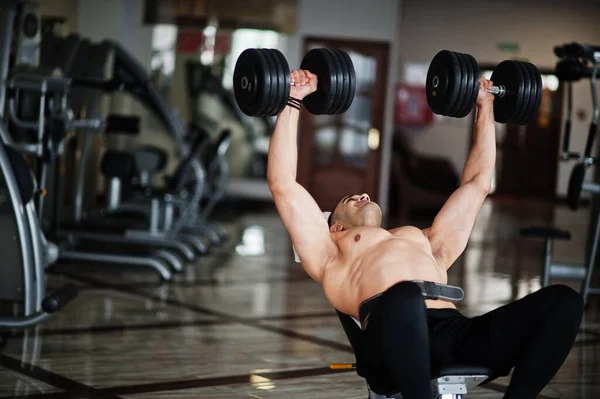 Muscular Árabe Hombre Entrenamiento Con Pesas Moderno Gimnasio Fitness Hombres — Foto de Stock