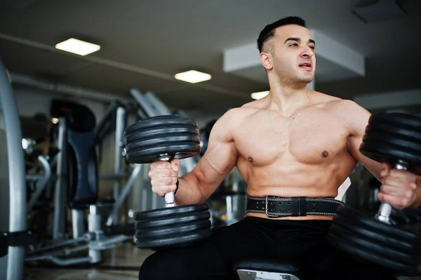 Svalnatý Arabský Muž Trénuje Činkami Moderní Tělocvičny Fitness Arabští Muži — Stock fotografie