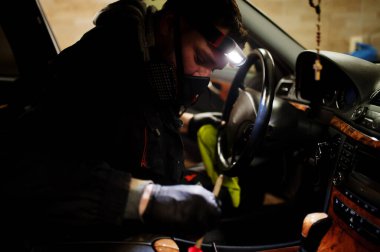 Üniformalı ve solunum cihazlı bir adam, araba yıkama merkezi çalışanı, araba temizleme fırçası. Araba temizleme kavramı.