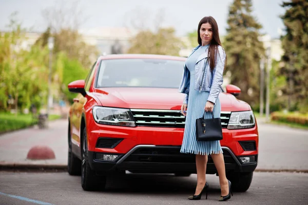 Outdoor Foto Von Wunderschönen Frau Mit Handtasche Posiert Der Nähe — Stockfoto