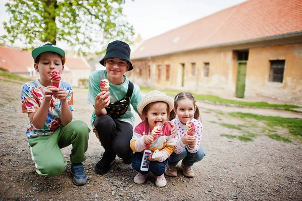 Τέσσερα Αστεία Παιδιά Τρώνε Παγωτό Εξωτερικούς Χώρους — Φωτογραφία Αρχείου