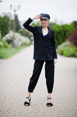 Şapkalı, siyah makyajlı, güzel, sarışın, seksi bir mankenin portresi.. 