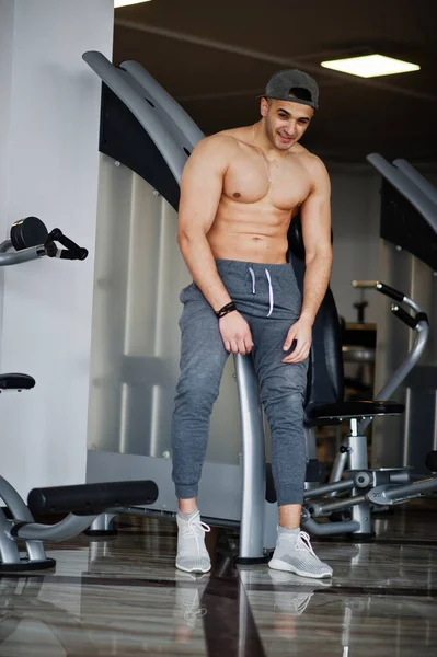 Fit Muscular Arabian Man Posing Gym — Stock Photo, Image