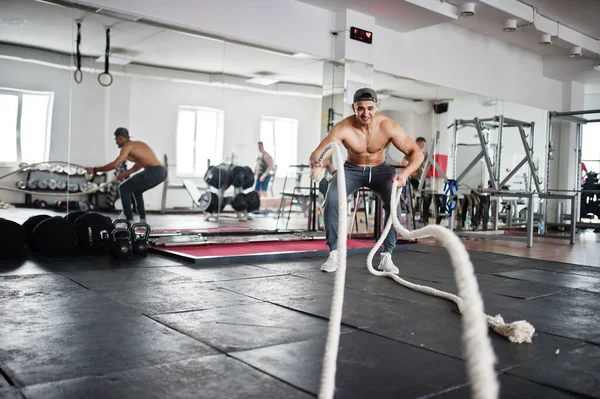 Fit Musculoso Hombre Árabe Haciendo Ejercicio Con Cuerdas Pesadas Gimnasio — Foto de Stock
