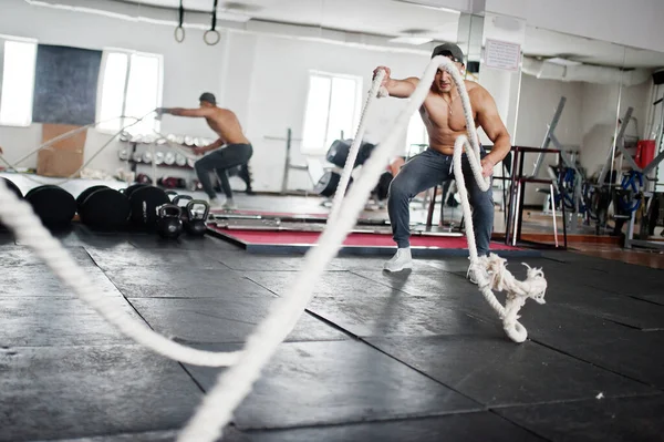 Здоровый Мускулистый Арабиец Тренирующийся Тяжелыми Веревками Спортзале — стоковое фото