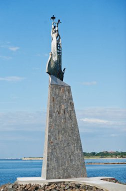 NESEBAR, BULGARIA - 17 Haziran 2021: eski kasabada Aziz Nicholas heykeli. Antik Nesebar Kenti UNESCO 'nun Dünya Mirası.