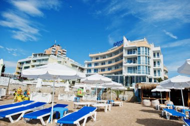 NESEBAR, BULGARIA - 17 Haziran 2021: Resort Nessebar manzaralı yaz yataklı plaj.