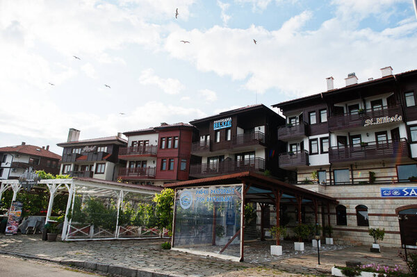 НЕСЕБАР, БУЛЬГАРИЯ - 17 июня 2021 года: Дома и улицы в старом Несебре.