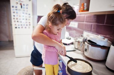 Anne ve çocuklar mutfakta yemek pişiriyor, mutlu çocuk anları..