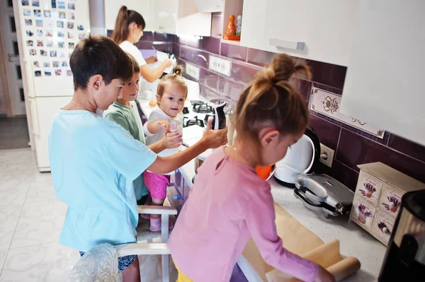 아이들 부엌에서 요리하는 어머니와 아이들의 순간들 — 스톡 사진