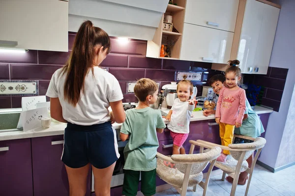 Mãe Com Crianças Cozinhar Cozinha Momentos Das Crianças Felizes — Fotografia de Stock