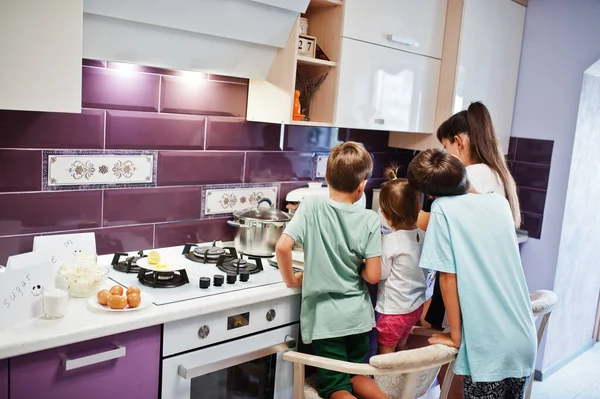 Moeder Met Kinderen Koken Keuken Gelukkige Momenten Voor Kinderen — Stockfoto