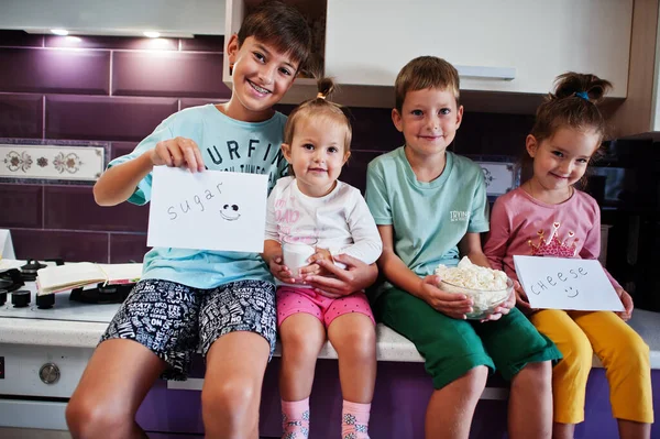 Dzieci Gotują Kuchni Szczęśliwe Chwile Dla Dzieci Czwórka Dzieci Duża — Zdjęcie stockowe