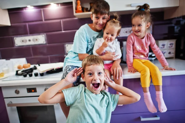 Діти Готують Кухні Щасливі Дитячі Миті — стокове фото
