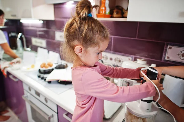 Мать Детьми Готовят Кухне Счастливые Детские Моменты — стоковое фото